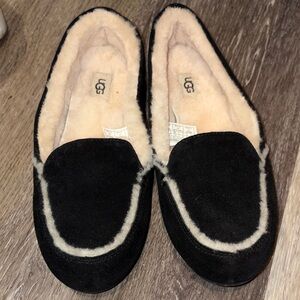 UGG Women's Black and Cream Slippers (size: US 7)